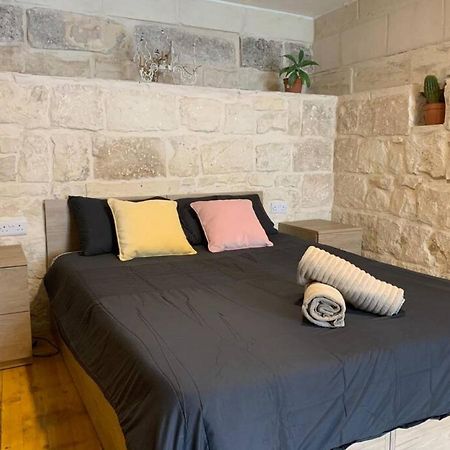 Serenity Qormi Luaran gambar