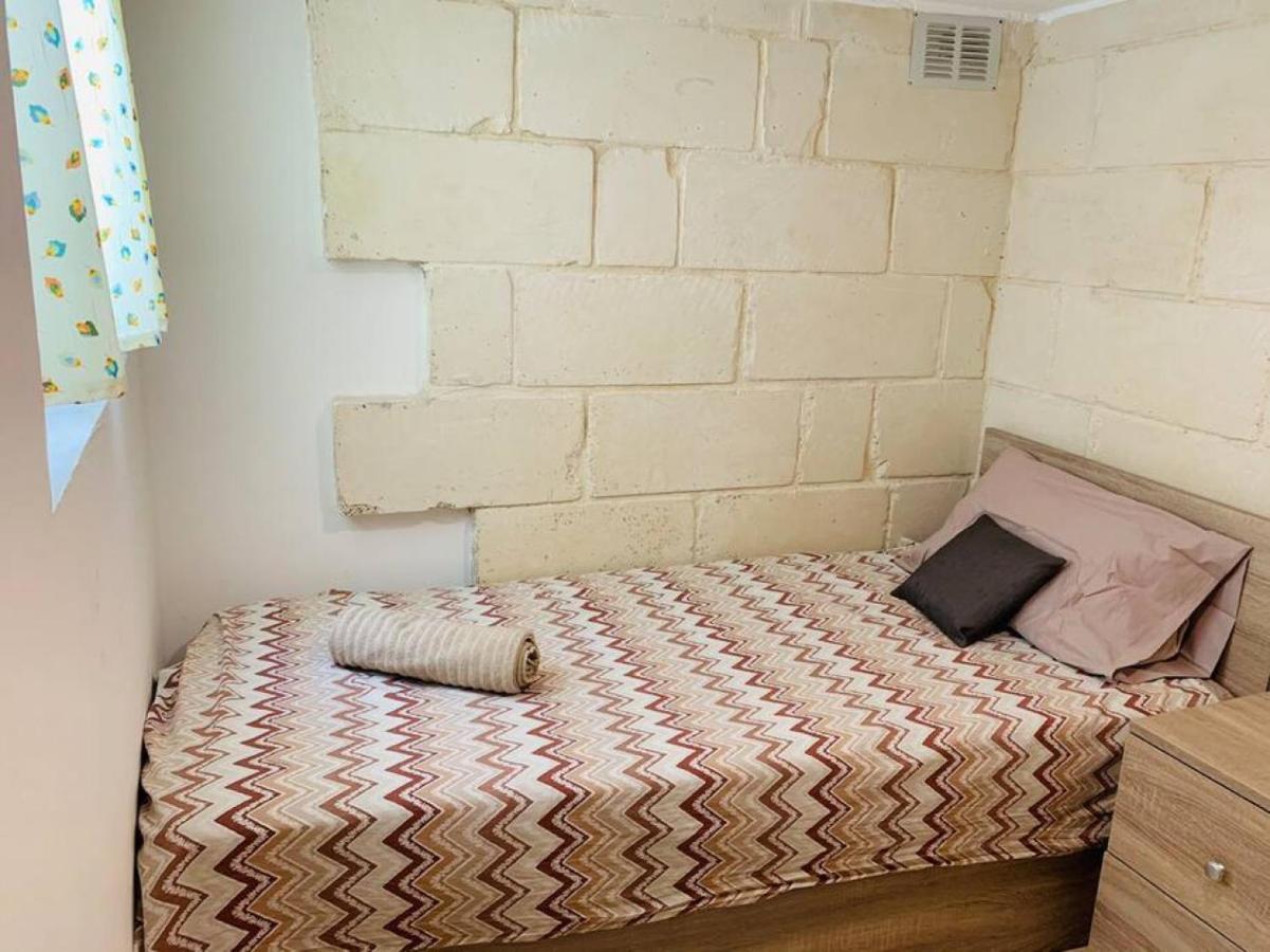 Serenity Qormi Luaran gambar
